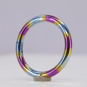 Titane ASTM F136 anodisé « Golden Hour » style nappe de pétrole Clicker, cerceau à charnière, septum de 1,2 mm-1,6 mm (16 g-14 g), lambi, daith, cartilage, rook