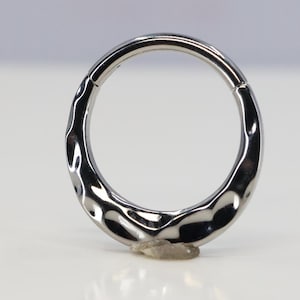 Titanium ASTM F136 (cl79) gehamerd metaal, ingedeukte clicker-scharnierring 1,2 mm (16ga) Geschikt voor conch, helix, kraakbeen, tragus, plat, lob