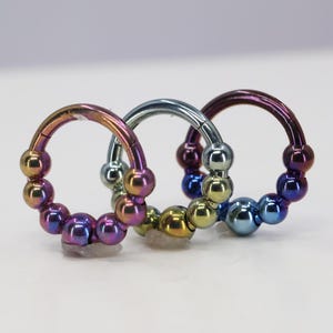 Titanio ASTM F136 (cl103) Anodizado, Aro con bisagra tipo clicker con burbujas, 1,2 mm (calibre 16) Adecuado para Daith, Hélice, Cartílago, Tabique, Daith, Lóbulo