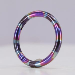 Titane ASTM F136 anodisé « Bewitched » style nappe de pétrole Clicker, cerceau à charnière, septum de 1,2 mm-1,6 mm (16 g-14 g), conque, daith, cartilage, rook