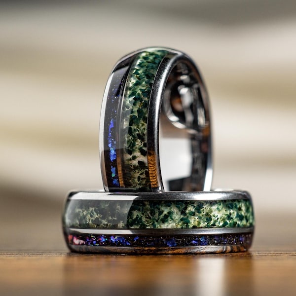 Alianza de boda para hombre de ágata musgosa y arenisca azul triturada: Anillo de promesa cósmica