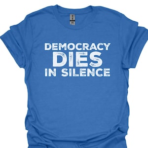 Democratie sterft in stilte Shirt, subtiel anti-Trump-T-shirt, democratie-shirt, anti-Trump-shirt, protestshirt, Resist Fascism-T-shirt, protestshirt