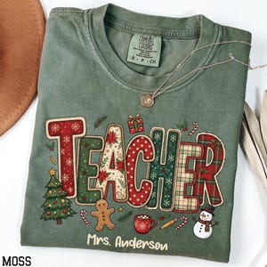 Maglietta natalizia personalizzata per insegnanti, T-shirt Comfort Colors® con nome personalizzato per insegnanti, T-shirt natalizia per insegnanti, T-shirt natalizia per la classe
