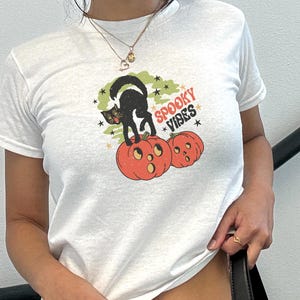 80er Jahre Vintage inspiriertes Halloween Baby T-Shirt, Katzenmutter T-Shirt Retro Halloween Grafik T-Shirt Hexe Kätzchen Kürbis Saison Unisex Shirt für den Herbst