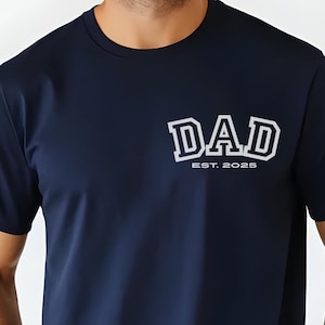Tshirt papa est 2025, chemise papa personnalisée, papa personnalisé, faire-part de grossesse pour papa, cadeau pour papa, chemise fête des pères, chemise nouveau papa
