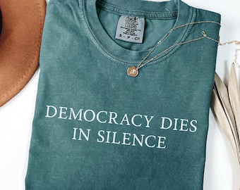 Camiseta Comfort Colors® "La democracia muere en silencio", camiseta sutil anti-Trump, camiseta de la democracia, camiseta anti-Trump, camiseta de protesta, camiseta de resistencia al fascismo