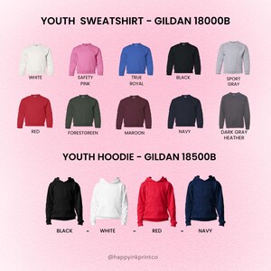 Puede incluir: Imagen de productos que muestra una variedad de sudaderas y sudaderas con capucha juveniles en varios colores. Las sudaderas, etiquetadas como "Gildan 18000B", est&aacute;n disponibles en blanco, rosa, azul, negro, gris, rojo, verde, granate, azul marino y gris oscuro. Las sudaderas con capucha, "Gildan 18500B", son en negro, blanco, rojo y azul marino.