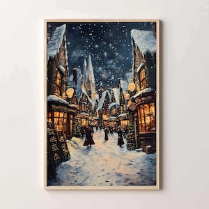 Può includere: Una stampa incorniciata raffigura una scena di strada innevata con negozi ed edifici. L'opera presenta un cielo notturno con neve che cade e vetrine illuminate. La tavolozza dei colori comprende blu, marroni e luci gialle calde.