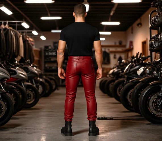 Calça de motociclista de couro vermelho com cadarço: Calça de rock