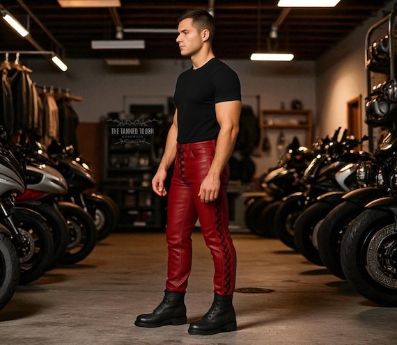 Calça de motociclista de couro vermelho com cadarço: Calça de rock