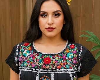 Wertvolle „Linda“ -Schwarze Handbestickte Bluse mit EXTRA-gestickten Bereichen „San Antonio“, hergestellt in Puebla, MX, in den Größen S, M und L