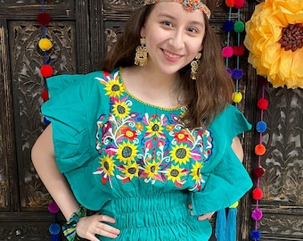 &quot;Schöne &quot;&quot;Xinola&quot;&quot; Trendy mexikanische Art Bluse - Artisan gemacht bestickte Bluse - Blumenmuster-Bluse.&quot;