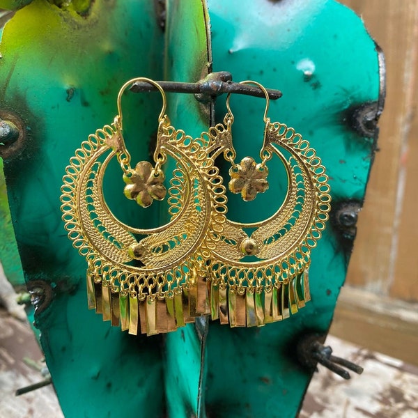 Boucles d'oreilles artisanales traditionnelles mexicaines - Belles boucles d'oreilles circulaires florales folkloriques en plaqué or fabriquées par nos partenaires artisans d'Oaxaca