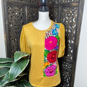 トレンディな花柄刺繍ブラウス - 職人が作った刺繍ブラウス - チアパス州、メキシコ