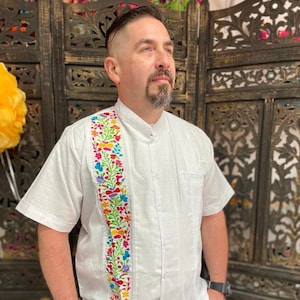 Guayabera auténtica y tradicional para hombre. Fabricada en Yucatán, México. Fabricada por nuestros socios mexicanos.