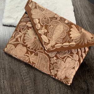 Elegant Embroidered Clutch Bag - Artisanal Embroidered Clutch Bag and Crossbody