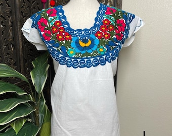 Blusa artesanal con precioso bordado de Chiapas, México México