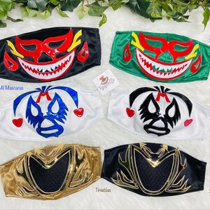 K&ouml;nnte beinhalten: Sechs bunte Wrestling-Masken mit verschiedenen Designs. Die Masken sind aus Stoff und haben eine Vielzahl von Farben, darunter Schwarz, Rot, Gr&uuml;n, Wei&szlig;, Blau, Gold und Gelb. Die Masken sind alle mit verschiedenen Mustern und Designs verziert, darunter Flammen, Herzen und Sterne. Die Masken sind alle mit den Nummern 1-4 beschriftet.