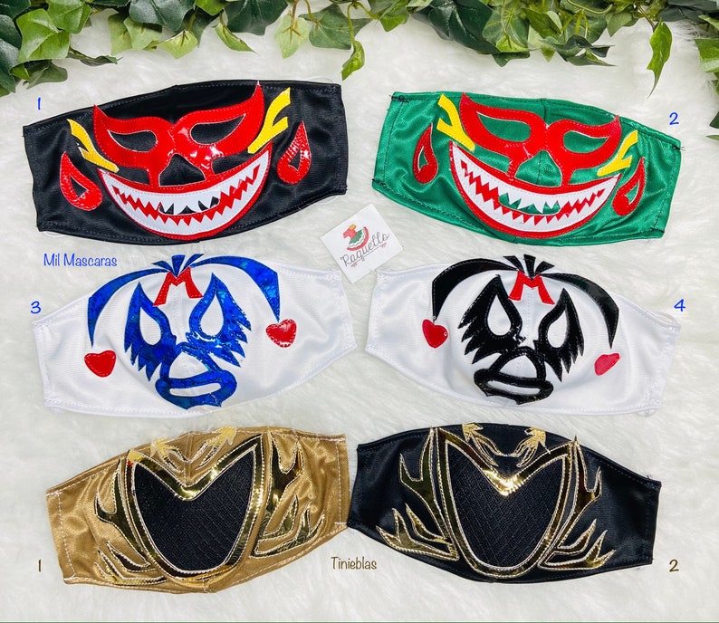K&ouml;nnte beinhalten: Sechs bunte Wrestling-Masken mit verschiedenen Designs. Die Masken sind aus Stoff und haben eine Vielzahl von Farben, darunter Schwarz, Rot, Gr&uuml;n, Wei&szlig;, Blau, Gold und Gelb. Die Masken sind alle mit verschiedenen Mustern und Designs verziert, darunter Flammen, Herzen und Sterne. Die Masken sind alle mit den Nummern 1-4 beschriftet.