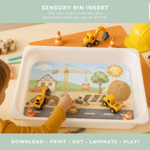 Pode incluir: Um inserto de caixa sensorial com tema de construção, com uma ilustração em aquarela de um canteiro de obras, veículos de construção de brinquedo e cones de trânsito. O texto "SENSORY BIN INSERT" está no topo. O texto "DOWNLOAD - PRINT - CUT - LAMINATE - PLAY!" está na parte inferior.