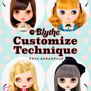 Puede incluir: Cuatro muñecas Blythe con diferentes peinados y atuendos. Las muñecas tienen ojos grandes y llevan varios accesorios. El texto "Blythe Customize Technique" está escrito en blanco y negro sobre un fondo de lunares rosa y azul.