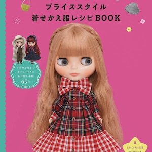 Könnte beinhalten: Ein Buchcover mit einer Blythe-Puppe, die ein rot-weiß kariertes Kleid mit einer großen Schleife trägt. Der Buchtitel lautet "Blythe Style" und der Untertitel lautet "Anzieh-Rezepte".