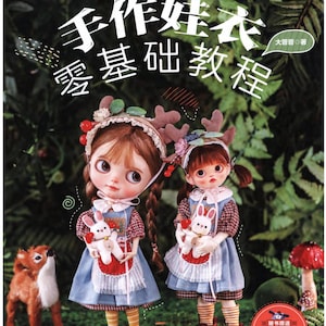 Peut inclure: Une couverture de livre avec un titre en caractères chinois qui se traduit par "Tutoriel de couture de vêtements de poupée pour débutants". La couverture présente deux poupées portant des robes bleues et rouges avec des peluches de lapin blanc. Les poupées sont debout dans un décor de forêt avec une végétation verte et un cerf.