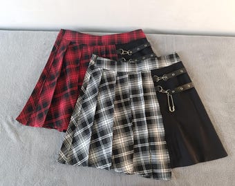 Minigonna plissettata nera in stile gotico: abbigliamento punk gotico