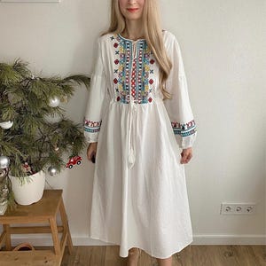 Besticktes weißes Maxikleid: Boho Urlaubskleid