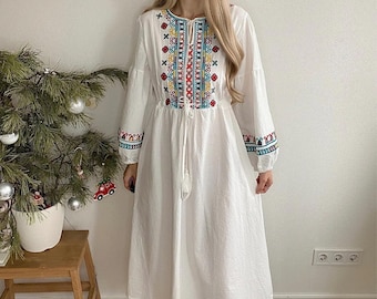 Abito lungo bianco ricamato: abito boho per le feste