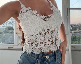 Top corto in pizzo floreale: bralette bianco, abbigliamento da festival