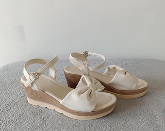 Sandali da sposa bianchi con zeppa: scarpe da sposa con dettaglio fiocco