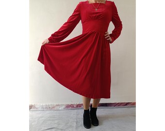 Abito midi in velluto rosso: elegante outfit per le feste di Natale
