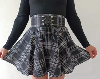 Minifalda plisada a cuadros: estilo patinador de colegiala con tartán negro