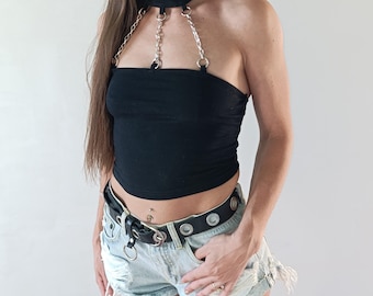 Top corto negro con cuello halter: Top con cortes para festivales rave