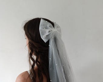 Velo da sposa con fiocco di perle: accessorio per capelli da sposa