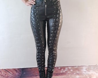 Leggings in similpelle con lacci gotici: dettaglio punk sulla coscia