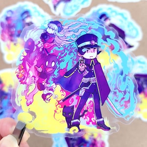 Puede incluir: Una pegatina holográfica con un personaje de anime en uniforme morado oscuro, sosteniendo una pistola y una espada, con un gato negro. El fondo incluye llamas coloridas y figuras de fantasía.