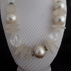 Vintage 1960&#39;s Plexiglas and Faux Pearl Necklace