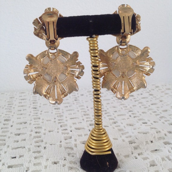 Large Vintage 1980s' Gold Tone With Faux Pearl Cl… - image 3