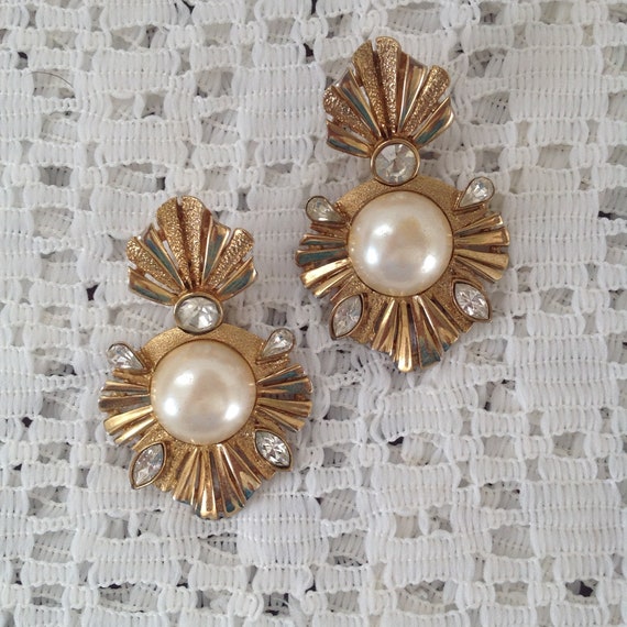 Large Vintage 1980s' Gold Tone With Faux Pearl Cl… - image 4