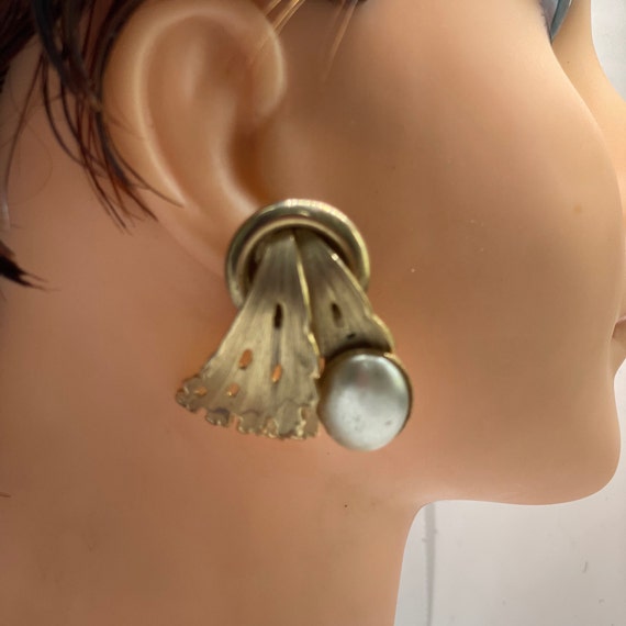 1980s Clip on Earrings, Leaves with Faux Pearl De… - image 1