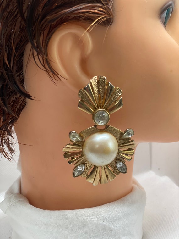 Large Vintage 1980s' Gold Tone With Faux Pearl Cl… - image 1