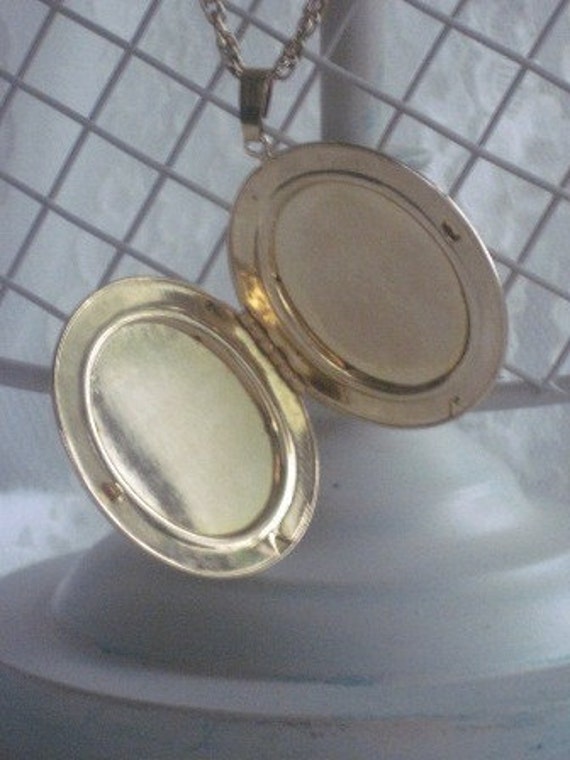 1970's Large Spanish locket in Gold metal Gem