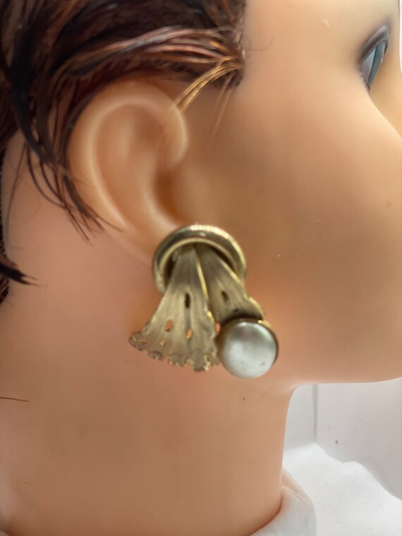 1980s Clip on Earrings, Leaves with Faux Pearl De… - image 3