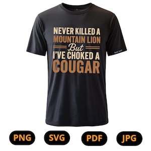 Peut inclure: T-shirt noir avec l'inscription "NEVER KILLED A MOUNTAIN LION But I'VE CHOKED A COUGAR" en lettres marron et beige. Le texte "BICE SHIRT" est sur la manche. Icônes PNG, SVG, PDF et JPG en bas.