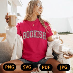 Peut inclure: Un t-shirt magenta avec le mot "BOOKISH" dans un motif floral sur la poitrine. Le t-shirt est à manches courtes et semble être fait d'une matière douce. L'image montre également les types de fichiers : PNG, SVG, PDF et JPG.