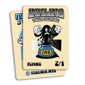 Puede incluir: Dos cartas coleccionables con un diseño de criatura de tinta de dibujos animados. La tarjeta principal presenta una mancha de tinta negra con brazos y una cara, que emerge de un tintero azul. El texto incluye "INKLING TOKEN CREATURE", "FLYING" y "2/1". La tarjeta inferior muestra un diseño parcial.