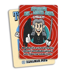 Puede incluir: Dos cartas coleccionables. La tarjeta frontal presenta una ilustración de dibujos animados de Sephiroth con un ala negra, sosteniendo una espada. El texto dice "SEPHIROTH ONE-WINGED ANGEL EMBLEM". La tarjeta trasera tiene una "T" azul y una mano de dibujos animados.