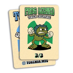 Puede incluir: Dos cartas coleccionables con una criatura de dibujos animados de rana-lagarto. La tarjeta principal muestra el texto "FROG LIZARD TOKEN CREATURE" encima de un personaje verde con forma de rana con una expresión enfadada. La tarjeta también muestra "3/3" y el identificador de Instagram "TOKENIA.MTG".